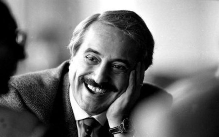 “Credo che ognuno di noi debba essere giudicato per ciò che ha fatto. Contano le azioni non le parole. Se dovessimo dar credito ai discorsi saremmo tutti bravi e irreprensibili“. (Giovanni Falcone).